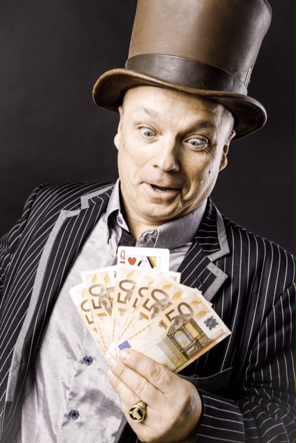 Zauberkünstler Bobby Wenzing mit einem Fächer aus Geldscheinen