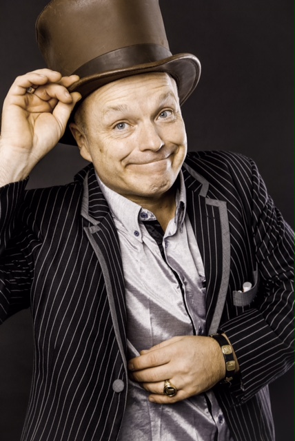Bobby Wenzing mit Zylinder und verschmitztem Lächeln